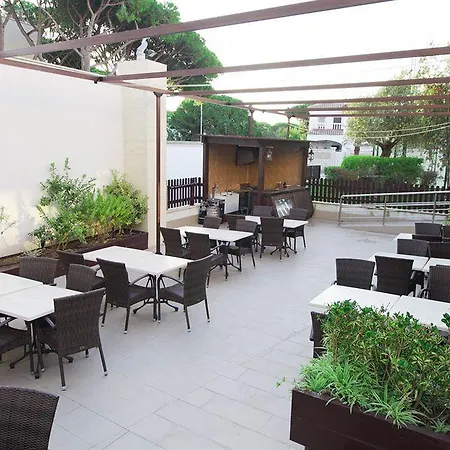 诺沃桑克提佩特里公寓式酒店 3*